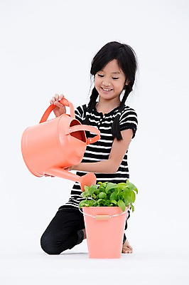 포토 JPG 스튜디오촬영 전신 외국인 여자 어린이라이프 화분 어린이 실내 한명 웃음 들기 앉기 동양인 앞모습 물뿌리개 물주기 원예 국내포토 1 라이프스타일 뷰포인트 모션 표정 사람 인종 취미 내부 파일형식
