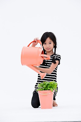 포토 JPG 스튜디오촬영 전신 외국인 여자 어린이라이프 화분 어린이 실내 한명 들기 앉기 동양인 앞모습 물뿌리개 물주기 원예 국내포토 1 라이프스타일 뷰포인트 모션 사람 인종 취미 내부 파일형식