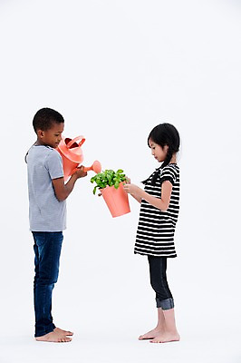포토 JPG 스튜디오촬영 전신 서양인 여자 남자 어린이라이프 화분 어린이 흑인 실내 서기 들기 동양인 두명 옆모습 친구 글로벌 물뿌리개 물주기 원예 국내포토 외국인 라이프스타일 뷰포인트 관계 모션 사람 인종 취미 내부 파일형식