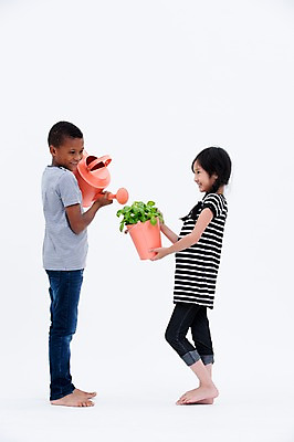 포토 JPG 스튜디오촬영 전신 서양인 여자 남자 어린이라이프 화분 어린이 흑인 실내 서기 웃음 들기 동양인 두명 옆모습 친구 글로벌 물뿌리개 물주기 원예 국내포토 외국인 라이프스타일 뷰포인트 관계 모션 표정 사람 인종 취미 내부 파일형식