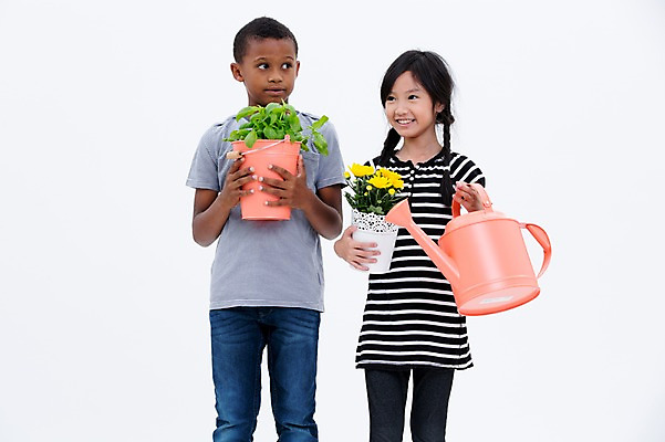 포토 JPG 스튜디오촬영 서양인 여자 남자 꽃 어린이라이프 화분 어린이 흑인 실내 서기 웃음 들기 동양인 두명 앞모습 친구 글로벌 물뿌리개 원예 국내포토 외국인 식물 라이프스타일 뷰포인트 관계 모션 표정 사람 인종 취미 내부 파일형식