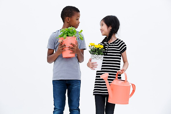 포토 JPG 스튜디오촬영 서양인 여자 남자 꽃 어린이라이프 화분 어린이 흑인 실내 서기 들기 동양인 두명 앞모습 친구 글로벌 마주보기 물뿌리개 원예 국내포토 외국인 식물 라이프스타일 뷰포인트 관계 모션 사람 인종 취미 내부 파일형식