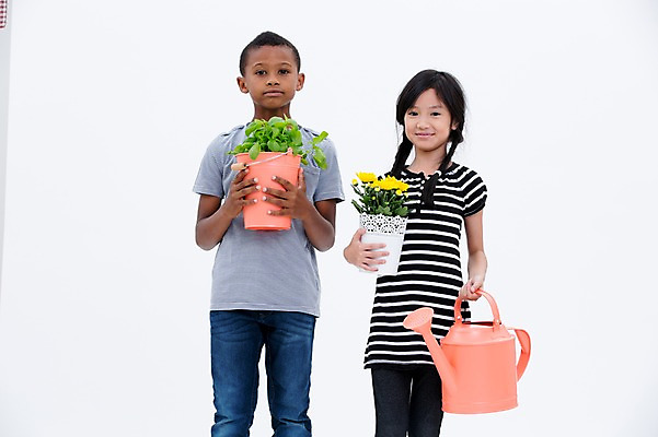 포토 JPG 스튜디오촬영 서양인 여자 남자 꽃 어린이라이프 화분 어린이 흑인 실내 서기 들기 동양인 두명 앞모습 친구 글로벌 물뿌리개 원예 국내포토 외국인 식물 라이프스타일 뷰포인트 관계 모션 사람 인종 취미 내부 파일형식