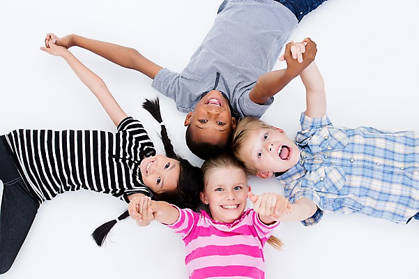 포토 JPG 스튜디오촬영 서양인 여자 남자 어린이라이프 어린이 흑인 놀이 실내 웃음 동양인 여러명 상반신 친구 하이앵글 글로벌 눕기 손잡기 국내포토 외국인 라이프스타일 뷰포인트 다수 관계 모션 표정 사람 인종 내부 파일형식