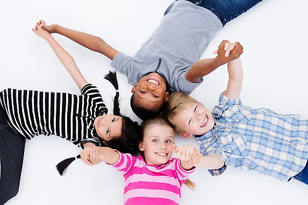 포토 JPG 스튜디오촬영 서양인 여자 남자 어린이라이프 어린이 흑인 놀이 실내 웃음 동양인 여러명 상반신 친구 하이앵글 글로벌 눕기 손잡기 국내포토 외국인 라이프스타일 뷰포인트 다수 관계 모션 표정 사람 인종 내부 파일형식