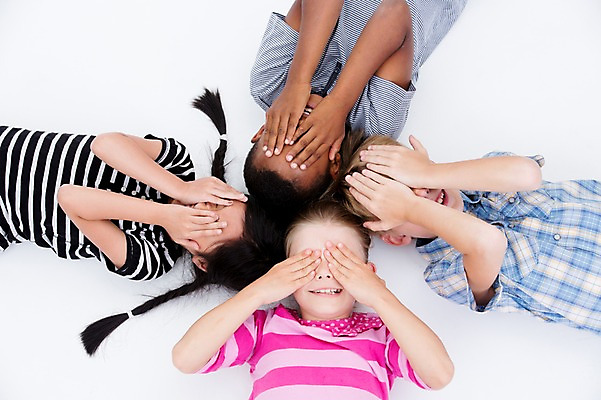 포토 JPG 스튜디오촬영 서양인 여자 남자 어린이라이프 어린이 흑인 놀이 실내 동양인 여러명 상반신 친구 하이앵글 글로벌 눕기 눈가림 국내포토 외국인 라이프스타일 뷰포인트 다수 관계 모션 사람 인종 내부 가림 파일형식