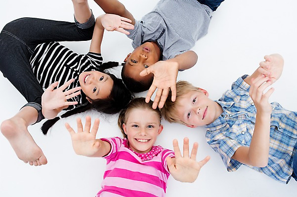 포토 JPG 스튜디오촬영 서양인 여자 남자 어린이라이프 어린이 흑인 놀이 실내 웃음 동양인 여러명 친구 하이앵글 글로벌 눕기 국내포토 외국인 라이프스타일 뷰포인트 다수 관계 모션 표정 사람 인종 내부 파일형식