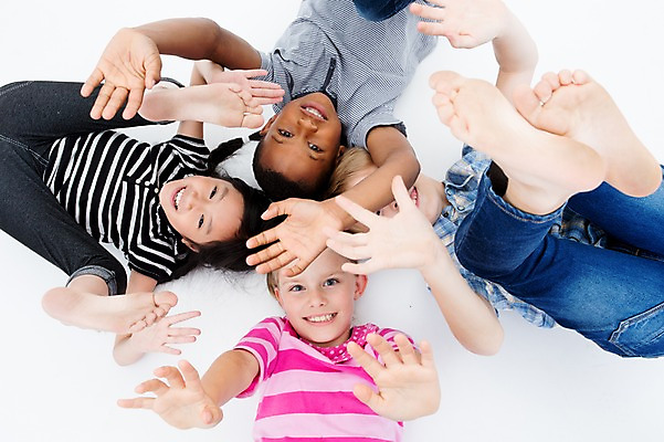 포토 JPG 스튜디오촬영 서양인 여자 남자 어린이라이프 어린이 흑인 놀이 실내 웃음 동양인 여러명 친구 하이앵글 글로벌 눕기 국내포토 외국인 라이프스타일 뷰포인트 다수 관계 모션 표정 사람 인종 내부 파일형식