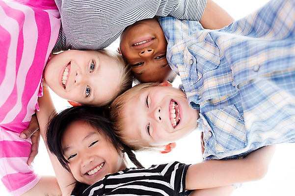 포토 JPG 스튜디오촬영 서양인 여자 남자 어린이라이프 어린이 로우앵글 흑인 어깨동무 실내 웃음 동양인 여러명 상반신 친구 글로벌 내려보기 국내포토 외국인 라이프스타일 뷰포인트 포즈 다수 관계 모션 표정 사람 인종 내부 파일형식