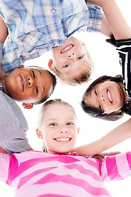 포토 JPG 스튜디오촬영 서양인 여자 남자 어린이라이프 어린이 로우앵글 흑인 어깨동무 실내 웃음 동양인 여러명 상반신 친구 글로벌 내려보기 국내포토 외국인 라이프스타일 뷰포인트 포즈 다수 관계 모션 표정 사람 인종 내부 파일형식