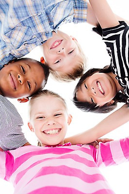 포토 JPG 스튜디오촬영 서양인 여자 남자 어린이라이프 어린이 로우앵글 흑인 어깨동무 실내 웃음 동양인 여러명 상반신 친구 글로벌 내려보기 국내포토 외국인 라이프스타일 뷰포인트 포즈 다수 관계 모션 표정 사람 인종 내부 파일형식