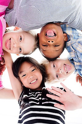 포토 JPG 스튜디오촬영 서양인 여자 남자 어린이라이프 어린이 로우앵글 흑인 어깨동무 실내 웃음 동양인 여러명 상반신 친구 글로벌 메롱 내려보기 국내포토 외국인 라이프스타일 뷰포인트 포즈 다수 관계 모션 표정 사람 인종 내부 파일형식