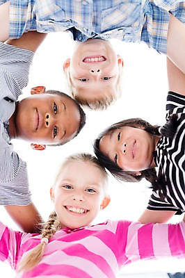 포토 JPG 스튜디오촬영 서양인 여자 남자 어린이라이프 어린이 로우앵글 흑인 어깨동무 실내 웃음 동양인 여러명 상반신 친구 글로벌 내려보기 국내포토 외국인 라이프스타일 뷰포인트 포즈 다수 관계 모션 표정 사람 인종 내부 파일형식