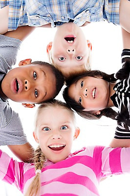 포토 JPG 스튜디오촬영 서양인 여자 남자 어린이라이프 어린이 로우앵글 흑인 어깨동무 실내 웃음 동양인 여러명 상반신 친구 글로벌 내려보기 국내포토 외국인 라이프스타일 뷰포인트 포즈 다수 관계 모션 표정 사람 인종 내부 파일형식