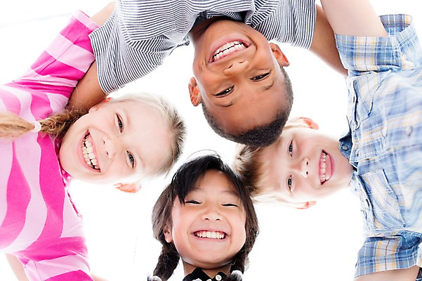 포토 JPG 스튜디오촬영 서양인 여자 남자 어린이라이프 어린이 로우앵글 흑인 어깨동무 실내 웃음 동양인 여러명 상반신 친구 글로벌 내려보기 국내포토 외국인 라이프스타일 뷰포인트 포즈 다수 관계 모션 표정 사람 인종 내부 파일형식