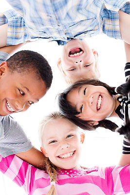 포토 JPG 스튜디오촬영 서양인 여자 남자 어린이라이프 어린이 로우앵글 흑인 어깨동무 실내 웃음 동양인 여러명 상반신 친구 글로벌 내려보기 국내포토 외국인 라이프스타일 뷰포인트 포즈 다수 관계 모션 표정 사람 인종 내부 파일형식