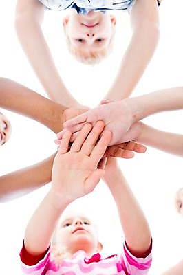 포토 JPG 스튜디오촬영 서양인 여자 남자 어린이라이프 어린이 로우앵글 흑인 어깨동무 실내 동양인 여러명 상반신 아웃포커스 친구 글로벌 파이팅 손모으기 내려보기 국내포토 외국인 라이프스타일 뷰포인트 포즈 다수 관계 모션 촬영기법 사람 인종 손짓 내부 파일형식