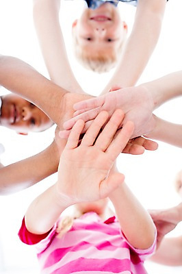 포토 JPG 스튜디오촬영 서양인 여자 남자 어린이라이프 어린이 로우앵글 흑인 실내 웃음 동양인 여러명 상반신 아웃포커스 친구 글로벌 파이팅 손모으기 내려보기 국내포토 외국인 라이프스타일 뷰포인트 다수 관계 모션 촬영기법 표정 사람 인종 손짓 내부 파일형식