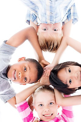 포토 JPG 스튜디오촬영 서양인 여자 남자 어린이라이프 어린이 로우앵글 흑인 어깨동무 실내 웃음 동양인 여러명 상반신 친구 글로벌 파이팅 손모으기 내려보기 국내포토 외국인 라이프스타일 뷰포인트 포즈 다수 관계 모션 표정 사람 인종 손짓 내부 파일형식