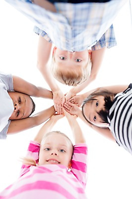 포토 JPG 스튜디오촬영 서양인 여자 남자 어린이라이프 어린이 로우앵글 흑인 어깨동무 실내 동양인 여러명 상반신 아웃포커스 친구 글로벌 파이팅 손모으기 내려보기 국내포토 외국인 라이프스타일 뷰포인트 포즈 다수 관계 모션 촬영기법 사람 인종 손짓 내부 파일형식