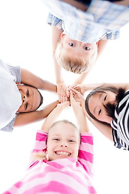 포토 JPG 스튜디오촬영 서양인 여자 남자 어린이라이프 어린이 로우앵글 흑인 어깨동무 실내 웃음 동양인 여러명 상반신 아웃포커스 친구 글로벌 파이팅 손모으기 내려보기 국내포토 외국인 라이프스타일 뷰포인트 포즈 다수 관계 모션 촬영기법 표정 사람 인종 손짓 내부 파일형식