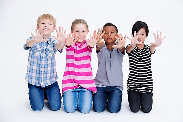 포토 JPG 스튜디오촬영 전신 서양인 여자 남자 어린이라이프 어린이 흑인 놀이 실내 웃음 앉기 동양인 여러명 앞모습 친구 글로벌 국내포토 외국인 라이프스타일 뷰포인트 다수 관계 모션 표정 사람 인종 내부 파일형식