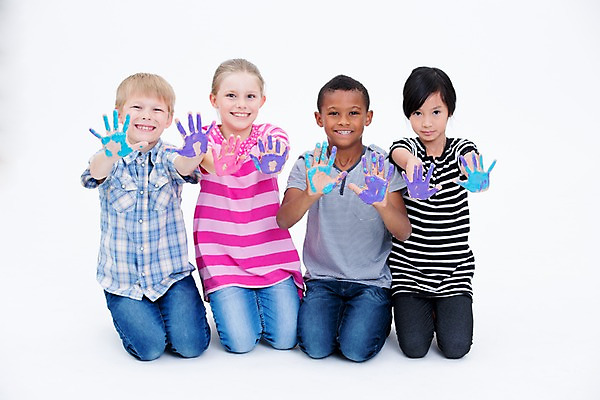 포토 JPG 스튜디오촬영 전신 서양인 여자 남자 어린이라이프 어린이 흑인 놀이 실내 웃음 앉기 동양인 여러명 앞모습 친구 글로벌 물감 손도장 국내포토 외국인 라이프스타일 뷰포인트 다수 관계 모션 표정 사람 인종 내부 미술도구 파일형식