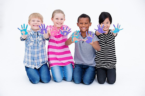 포토 JPG 스튜디오촬영 전신 서양인 여자 남자 어린이라이프 어린이 흑인 놀이 실내 웃음 앉기 동양인 여러명 앞모습 친구 글로벌 물감 손도장 국내포토 외국인 라이프스타일 뷰포인트 다수 관계 모션 표정 사람 인종 내부 미술도구 파일형식