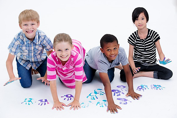 포토 JPG 스튜디오촬영 전신 서양인 여자 남자 어린이라이프 어린이 흑인 놀이 실내 웃음 앉기 동양인 여러명 앞모습 친구 글로벌 물감 손도장 국내포토 외국인 라이프스타일 뷰포인트 다수 관계 모션 표정 사람 인종 내부 미술도구 파일형식