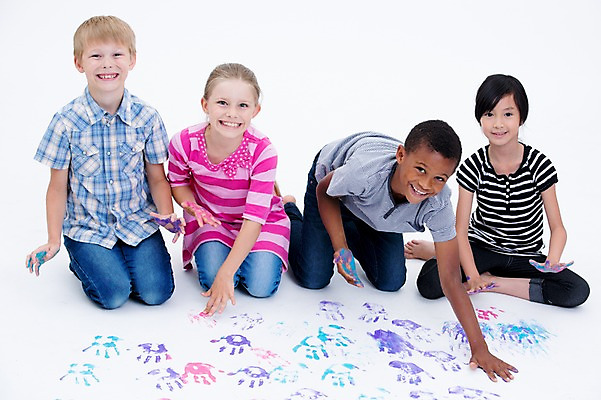 포토 JPG 스튜디오촬영 전신 서양인 여자 남자 어린이라이프 어린이 흑인 놀이 실내 웃음 앉기 동양인 여러명 앞모습 친구 글로벌 물감 손도장 국내포토 외국인 라이프스타일 뷰포인트 다수 관계 모션 표정 사람 인종 내부 미술도구 파일형식