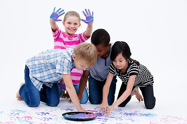 포토 JPG 스튜디오촬영 전신 서양인 접시 여자 남자 어린이라이프 어린이 흑인 놀이 실내 웃음 앉기 동양인 여러명 앞모습 친구 글로벌 물감 손도장 국내포토 외국인 라이프스타일 식기 뷰포인트 다수 관계 모션 표정 사람 인종 내부 미술도구 파일형식