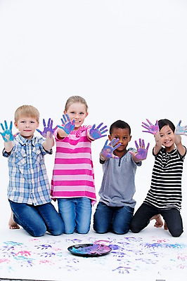 포토 JPG 스튜디오촬영 전신 서양인 접시 여자 남자 어린이라이프 어린이 흑인 놀이 실내 웃음 앉기 동양인 여러명 앞모습 친구 글로벌 물감 손도장 국내포토 외국인 라이프스타일 식기 뷰포인트 다수 관계 모션 표정 사람 인종 내부 미술도구 파일형식