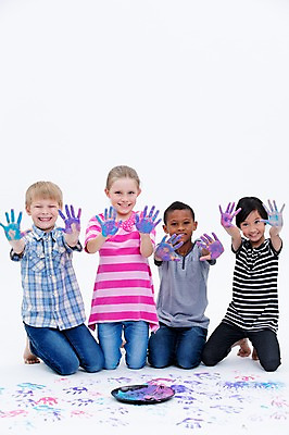 포토 JPG 스튜디오촬영 전신 서양인 접시 여자 남자 어린이라이프 어린이 흑인 놀이 실내 웃음 앉기 동양인 여러명 앞모습 친구 글로벌 물감 손도장 국내포토 외국인 라이프스타일 식기 뷰포인트 다수 관계 모션 표정 사람 인종 내부 미술도구 파일형식