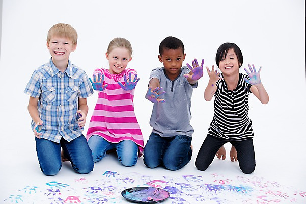 포토 JPG 스튜디오촬영 전신 서양인 접시 여자 남자 어린이라이프 어린이 흑인 놀이 실내 웃음 앉기 동양인 여러명 앞모습 친구 글로벌 물감 손도장 국내포토 외국인 라이프스타일 식기 뷰포인트 다수 관계 모션 표정 사람 인종 내부 미술도구 파일형식