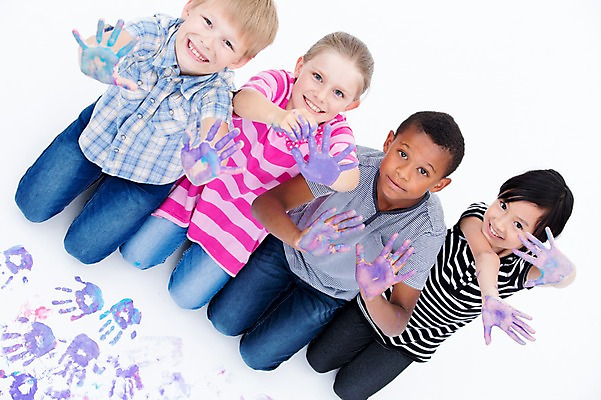 포토 JPG 스튜디오촬영 전신 서양인 여자 남자 어린이라이프 어린이 흑인 놀이 실내 웃음 앉기 동양인 여러명 친구 하이앵글 글로벌 물감 올려보기 손도장 국내포토 외국인 라이프스타일 뷰포인트 다수 관계 모션 표정 사람 인종 내부 미술도구 파일형식