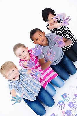 포토 JPG 스튜디오촬영 전신 서양인 여자 남자 어린이라이프 어린이 흑인 놀이 실내 웃음 앉기 동양인 여러명 친구 하이앵글 글로벌 물감 올려보기 손도장 국내포토 외국인 라이프스타일 뷰포인트 다수 관계 모션 표정 사람 인종 내부 미술도구 파일형식