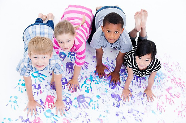 포토 JPG 스튜디오촬영 전신 서양인 여자 남자 어린이라이프 어린이 흑인 놀이 실내 웃음 앉기 동양인 여러명 친구 하이앵글 글로벌 물감 올려보기 손도장 국내포토 외국인 라이프스타일 뷰포인트 다수 관계 모션 표정 사람 인종 내부 미술도구 파일형식