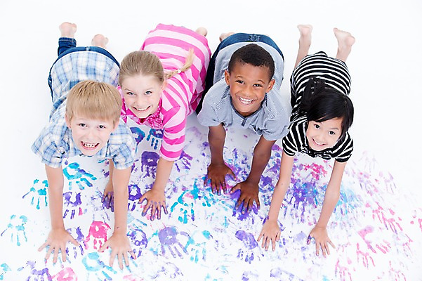 포토 JPG 스튜디오촬영 전신 서양인 여자 남자 어린이라이프 어린이 흑인 놀이 실내 웃음 앉기 동양인 여러명 친구 하이앵글 글로벌 물감 올려보기 손도장 국내포토 외국인 라이프스타일 뷰포인트 다수 관계 모션 표정 사람 인종 내부 미술도구 파일형식