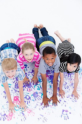 포토 JPG 스튜디오촬영 전신 서양인 여자 남자 어린이라이프 어린이 흑인 놀이 실내 웃음 앉기 동양인 여러명 친구 하이앵글 글로벌 물감 올려보기 손도장 국내포토 외국인 라이프스타일 뷰포인트 다수 관계 모션 표정 사람 인종 내부 미술도구 파일형식