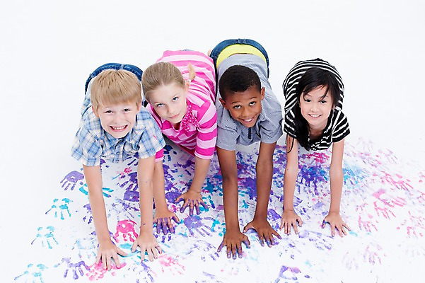 포토 JPG 스튜디오촬영 전신 서양인 여자 남자 어린이라이프 어린이 흑인 놀이 실내 웃음 앉기 동양인 여러명 친구 하이앵글 글로벌 물감 올려보기 손도장 국내포토 외국인 라이프스타일 뷰포인트 다수 관계 모션 표정 사람 인종 내부 미술도구 파일형식