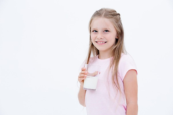 포토 JPG 스튜디오촬영 서양인 여자 어린이라이프 어린이 잔 실내 건강 한명 웃음 들기 상반신 앞모습 우유 국내포토 외국인 1 라이프스타일 식기 뷰포인트 모션 유제품 표정 사람 내부 파일형식