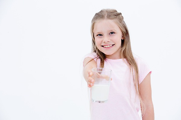 포토 JPG 스튜디오촬영 서양인 여자 어린이라이프 어린이 잔 실내 건강 한명 웃음 들기 상반신 앞모습 우유 국내포토 외국인 1 라이프스타일 식기 뷰포인트 모션 유제품 표정 사람 내부 파일형식