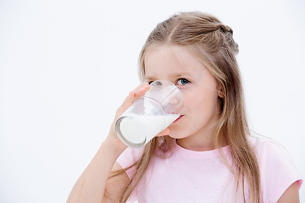 포토 JPG 스튜디오촬영 서양인 여자 어린이라이프 어린이 잔 실내 건강 한명 들기 상반신 앞모습 우유 마시기 국내포토 외국인 1 라이프스타일 식기 뷰포인트 모션 유제품 사람 내부 파일형식