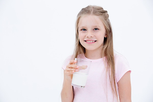 포토 JPG 스튜디오촬영 서양인 여자 어린이라이프 어린이 잔 실내 건강 한명 웃음 들기 상반신 앞모습 우유 국내포토 외국인 1 라이프스타일 식기 뷰포인트 모션 유제품 표정 사람 내부 파일형식