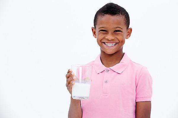 포토 JPG 스튜디오촬영 서양인 남자 어린이라이프 어린이 흑인 잔 실내 건강 한명 웃음 들기 상반신 앞모습 우유 국내포토 외국인 1 라이프스타일 식기 뷰포인트 모션 유제품 표정 사람 내부 파일형식