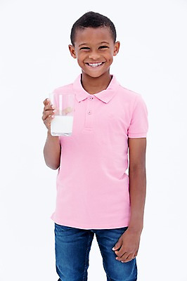 포토 JPG 스튜디오촬영 서양인 남자 어린이라이프 어린이 흑인 잔 실내 건강 한명 서기 웃음 들기 앞모습 우유 국내포토 외국인 1 라이프스타일 식기 뷰포인트 모션 유제품 표정 사람 내부 파일형식