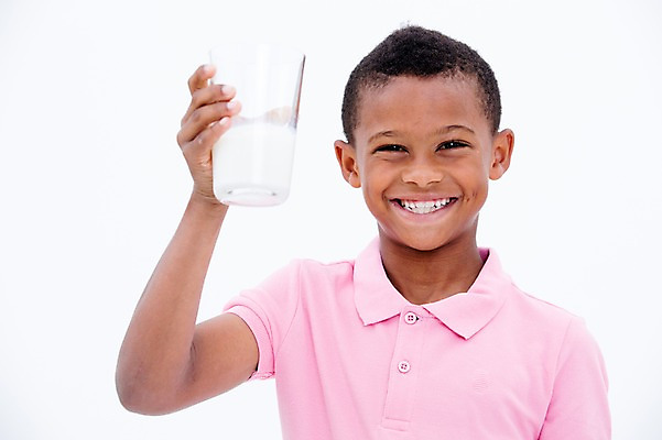 포토 JPG 스튜디오촬영 서양인 남자 어린이라이프 어린이 흑인 잔 실내 건강 한명 웃음 들기 상반신 앞모습 우유 국내포토 외국인 1 라이프스타일 식기 뷰포인트 모션 유제품 표정 사람 내부 파일형식