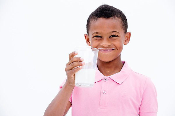 포토 JPG 스튜디오촬영 서양인 남자 어린이라이프 어린이 흑인 잔 실내 건강 한명 웃음 들기 상반신 앞모습 우유 국내포토 외국인 1 라이프스타일 식기 뷰포인트 모션 유제품 표정 사람 내부 파일형식