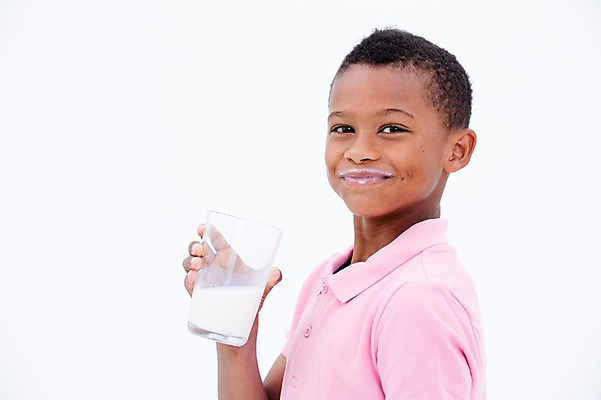 포토 JPG 스튜디오촬영 서양인 남자 어린이라이프 어린이 흑인 잔 실내 건강 한명 웃음 들기 상반신 옆모습 우유 국내포토 외국인 1 라이프스타일 식기 뷰포인트 모션 유제품 표정 사람 내부 파일형식