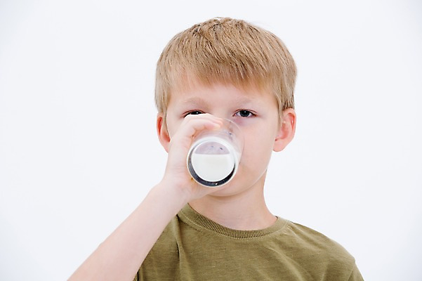 포토 JPG 스튜디오촬영 서양인 남자 어린이라이프 어린이 잔 실내 건강 한명 들기 상반신 앞모습 우유 마시기 국내포토 외국인 1 라이프스타일 식기 뷰포인트 모션 유제품 사람 내부 파일형식